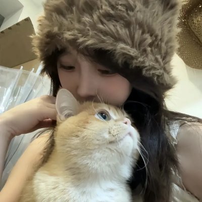 端盘子的姑娘